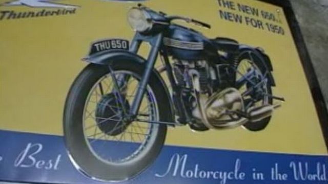 Affiche d'une moto Triumph. [RTS]