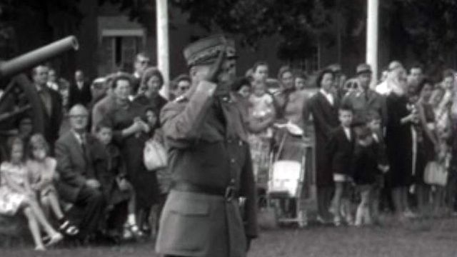 Avant tout défilé militaire, le commandant salue le drapeau.