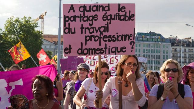 Journée de mobilisation pour l'égalité entre hommes et femmes, mardi 14 juin 2011 a Genève. [Salvatore Di Nolfi - KEYSTONE]