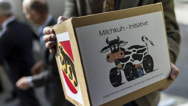 L'initiative "vache à lait" avait été déposée en mars 2014 à Berne. [Alessandro della Valle - Keystone]