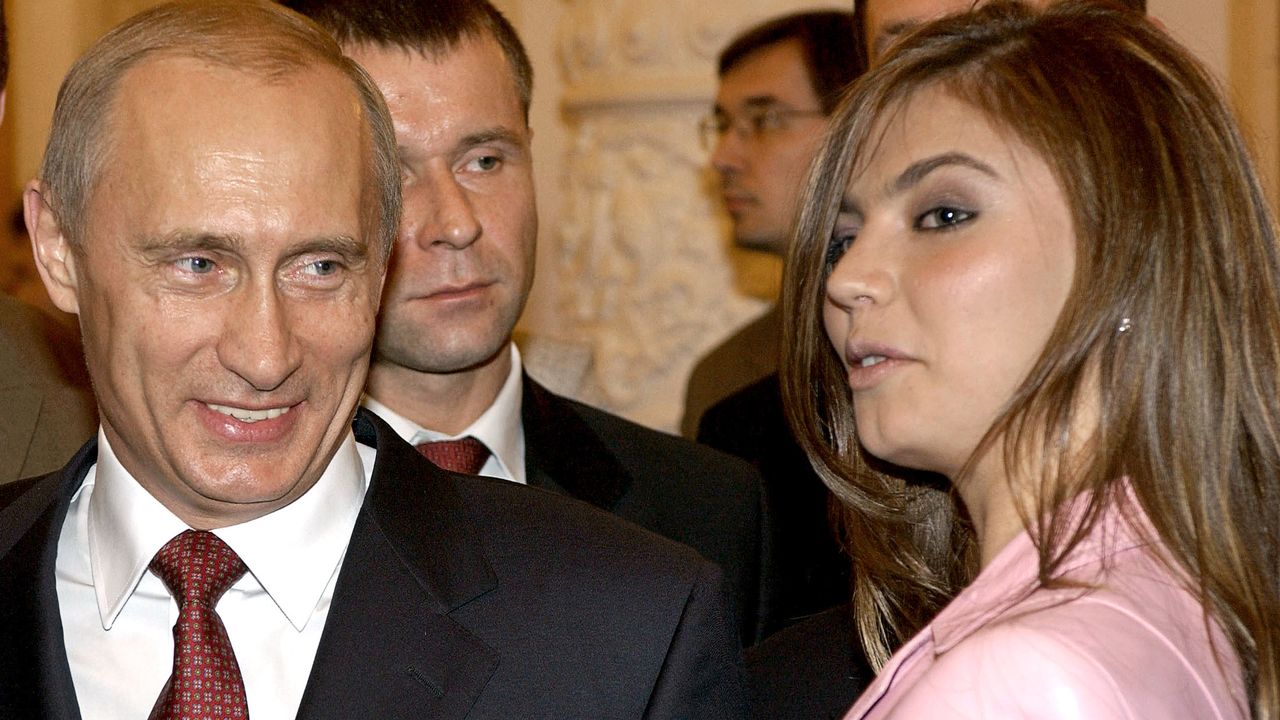 Vladimir Poutine et Alina Kabaeva au Kremlin en 2004. [REUTERS/ITAR-TASS/PRESIDENTIAL PRESS SERVICE - Reuters]