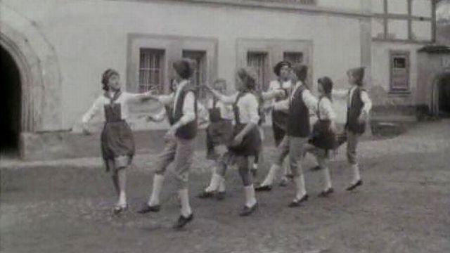 Groupe d'enfants dansant dans rue de Gruyères. [RTS]