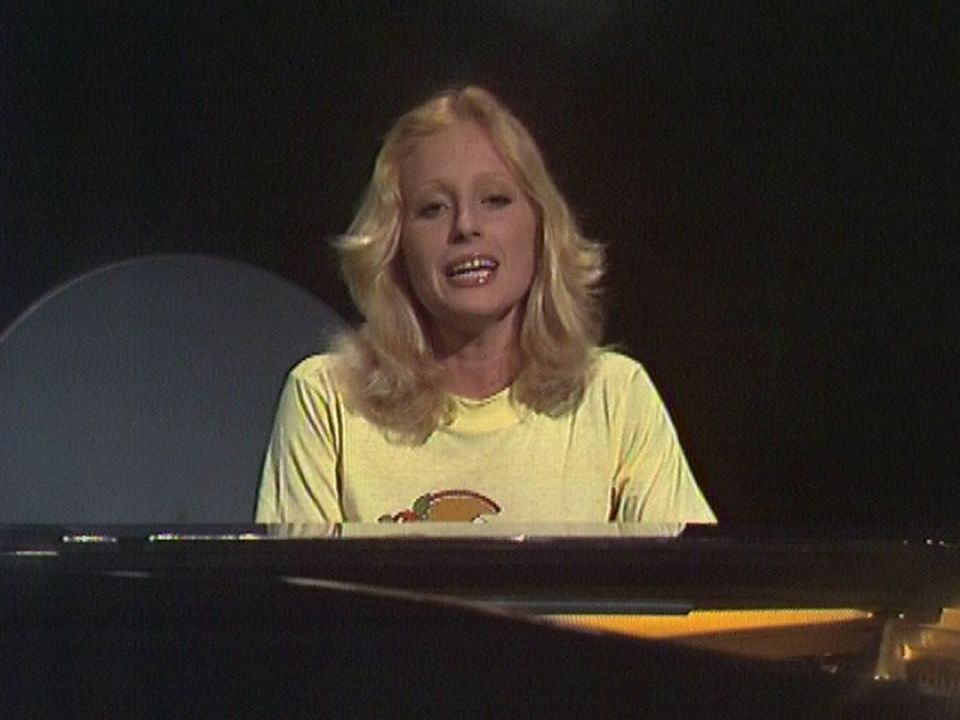 Véronique Sanson au piano sur le plateau de Mosaïque en 1976. [RTS]