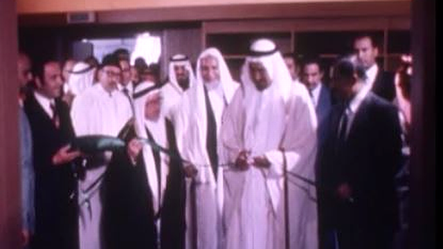 Le roi Khaled d'Arabie saoudite s'apprête à couper le ruban. [RTS]