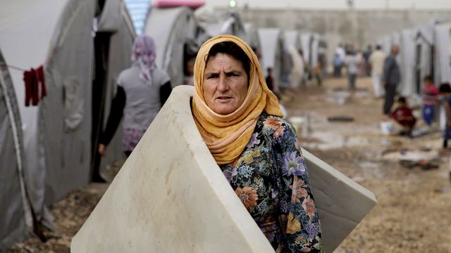 Femme kurde dans un camp de réfugiés kurdes ayant fui Kobané en Syrie. [Lefteris Pitarakis - AP/Keystone]
