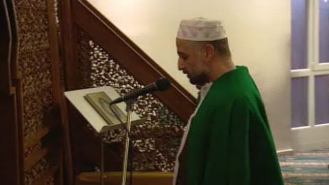 L'imam Mouwafac El Rifai dirigeant la prière. [RTS]