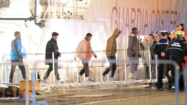Les migrants ayant été secourus arrivent à Catania, mardi 21 avril. [Orietta Scardino - EPA - Keystone]