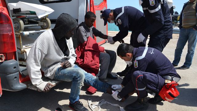 Des soins apportés aux migrants à Zarzis. [Tasnim Nasri  - Anadolu Agency/AFP]