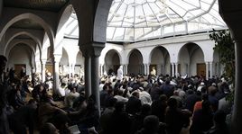 Des musulmans lors de la grande prière de midi, à Genève. [Martial Trezzini - Keystone]