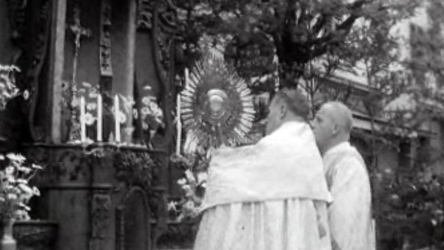 La procession de la Fête-Dieu, un rite immuable en terre catholique.