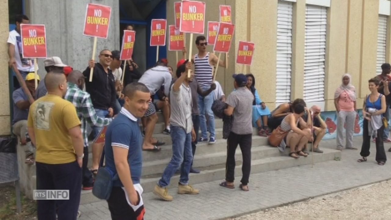 Des réfugiés manifestent contre leur transfert dans des abris PC à Genève [RTS]