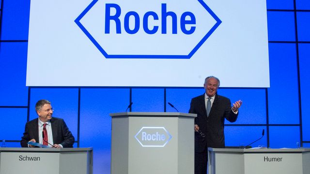 Franz Humer (à dr.), président du CA de Roche, gagne 253 fois plus que l'employé le moins payé du groupe. [Keystone]