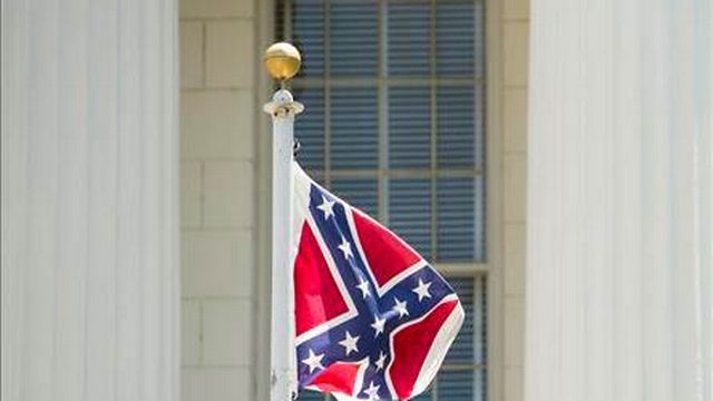 Le drapeau confédéré flotte encore en de nombreux endroits des Etats-Unis. [AP Photo]
