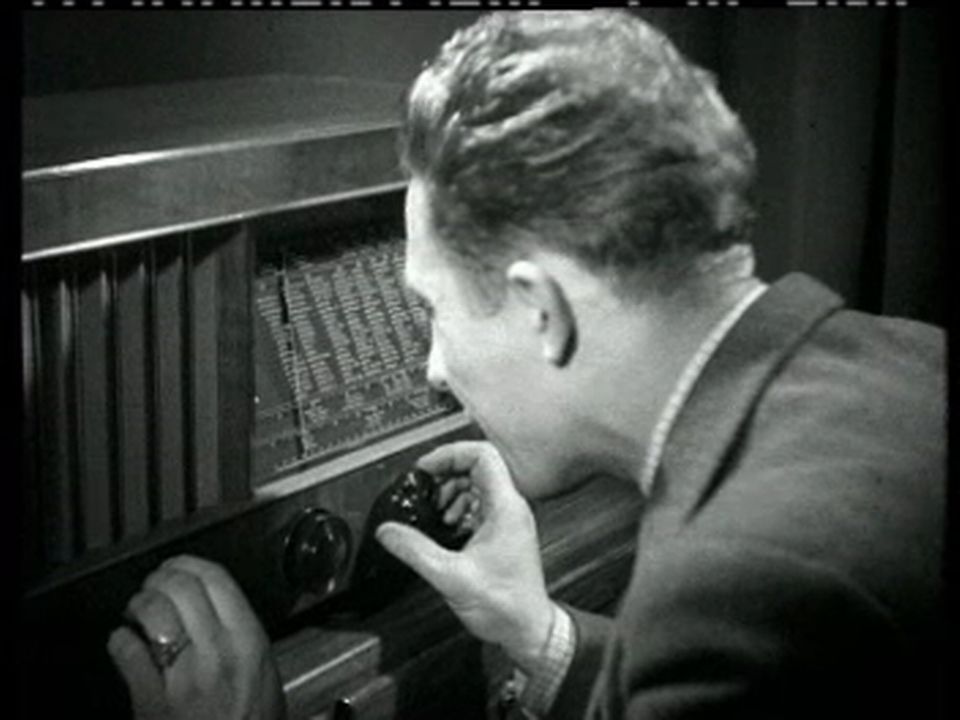 Le poste radio au centre de la vie de la famille dans les années 50. [RTS]