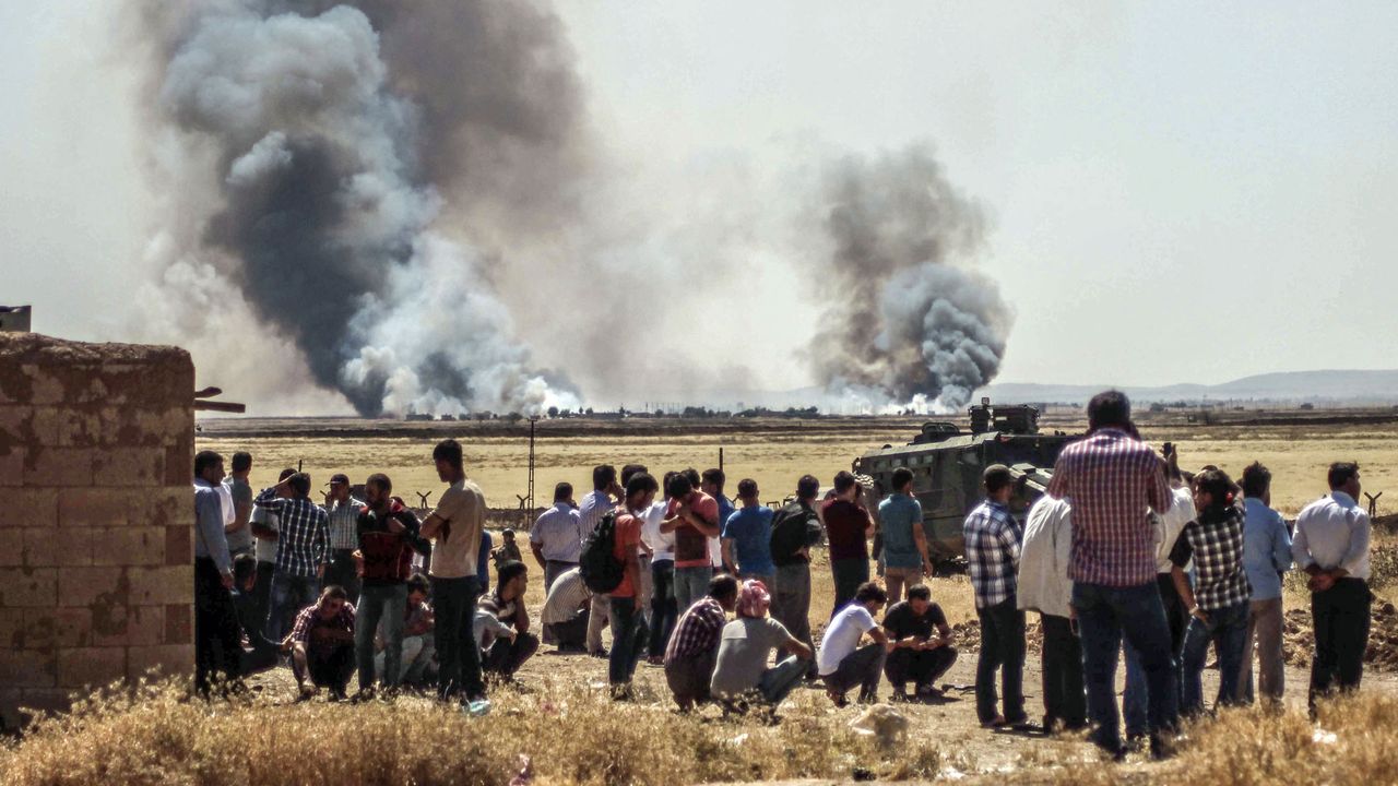 Les affrontements dans Kobané, jeudi 25.06.2015, vus depuis la frontière turque. [Halil Fidan - Anadolu Agency/AFP]