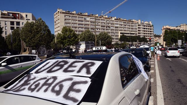 Les taxis se liguent contre Uber. [Anne-Christine Poujoulat - AFP]