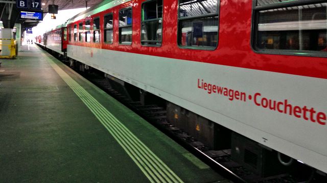 Le train de nuit Zurich-Hambourg au départ de la gare centrale de Zurich. [Rouven Gueissaz - RTS]