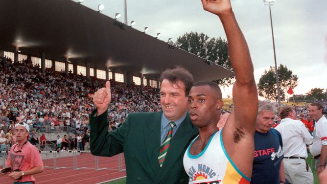 6 juillet 1994: l'Américain Leroy Burrell (aux côtés de Jacky Delapierre) améliore de 0"01 le record du monde du 100m réussi par son compatriote Carl Lewis en 1991, en 9"85. Cette meilleure marque tiendra un peu plus de deux ans avant les 9"84 du Canadien Donovan Bailey aux JO d'Atlanta le 27 juillet 1996. [Keystone]