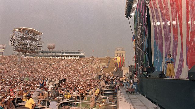 Joan Baez lors d'un concert pour récolter des fonds contre la famine au JFK Stadium de Philadelphie en 1985. [AP Photo/Amy Sancetta - Keystone]