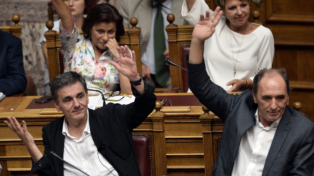 Les ministres grecs des Finances et de l'Economie votent sur la procédure lors des débats à la Vouli. [Louisa Goulimaki - AFP PHOTO]