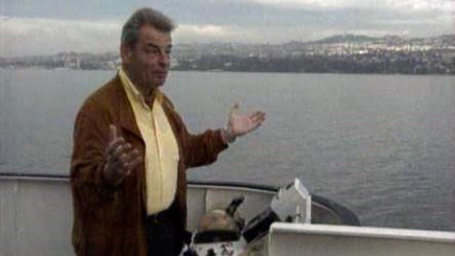 Le conseiller fédéral radical Jean-Pascal Delamuraz naviguant sur le lac Léman. [RTS]