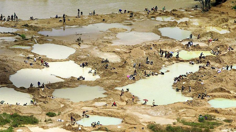 Une photo aérienne datant de 2001 montrant des chercheurs de diamants en Sierra Leone.