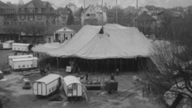 Chapiteau du cirque Knie, 1962. [RTS]