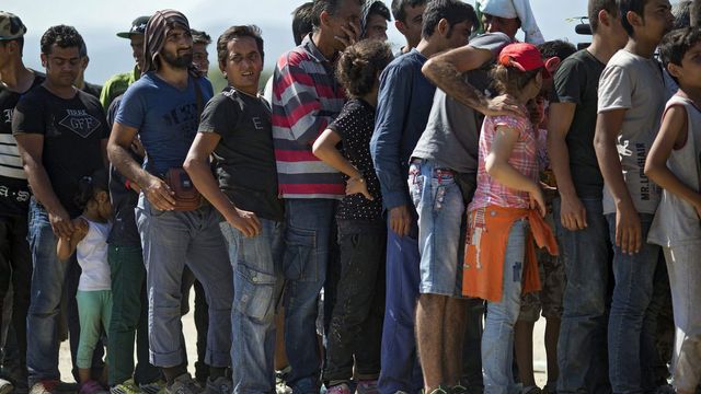 Des migrants à la frontière entre la Grèce et la Macédoine. [Valdrin Xhemaj - Keystone]