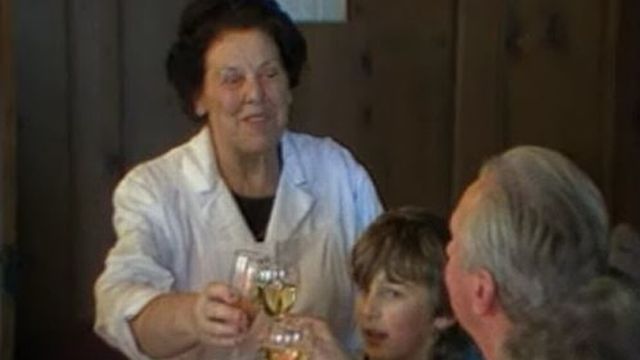 Marthe Comba part à la retraite après 45 ans de service, en 1987 [RTS]