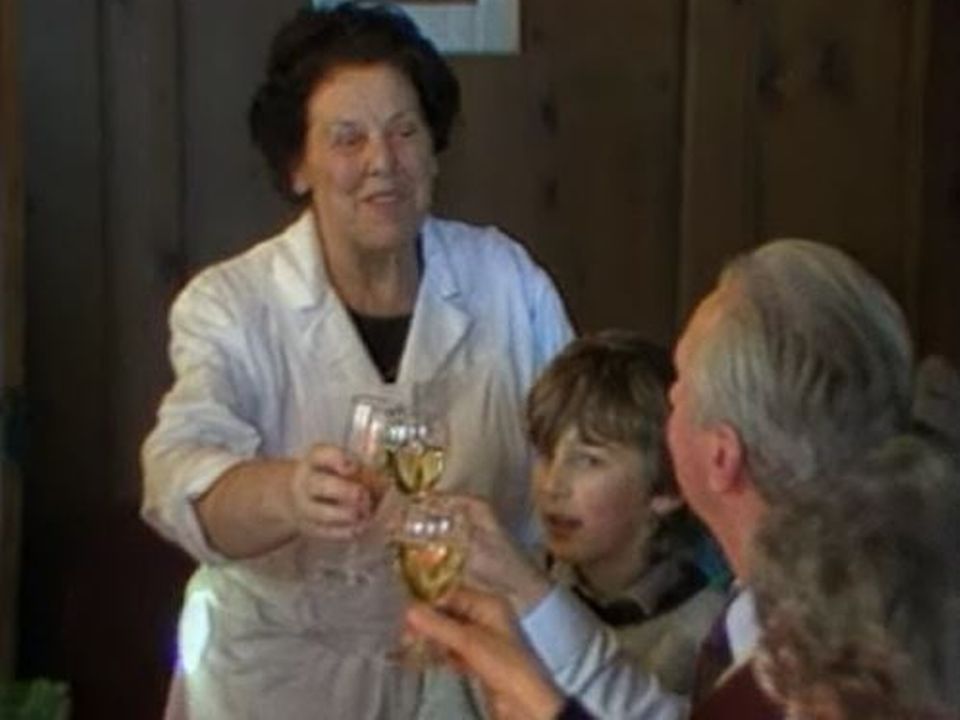 Marthe Comba part à la retraite après 45 ans de service, en 1987 [RTS]