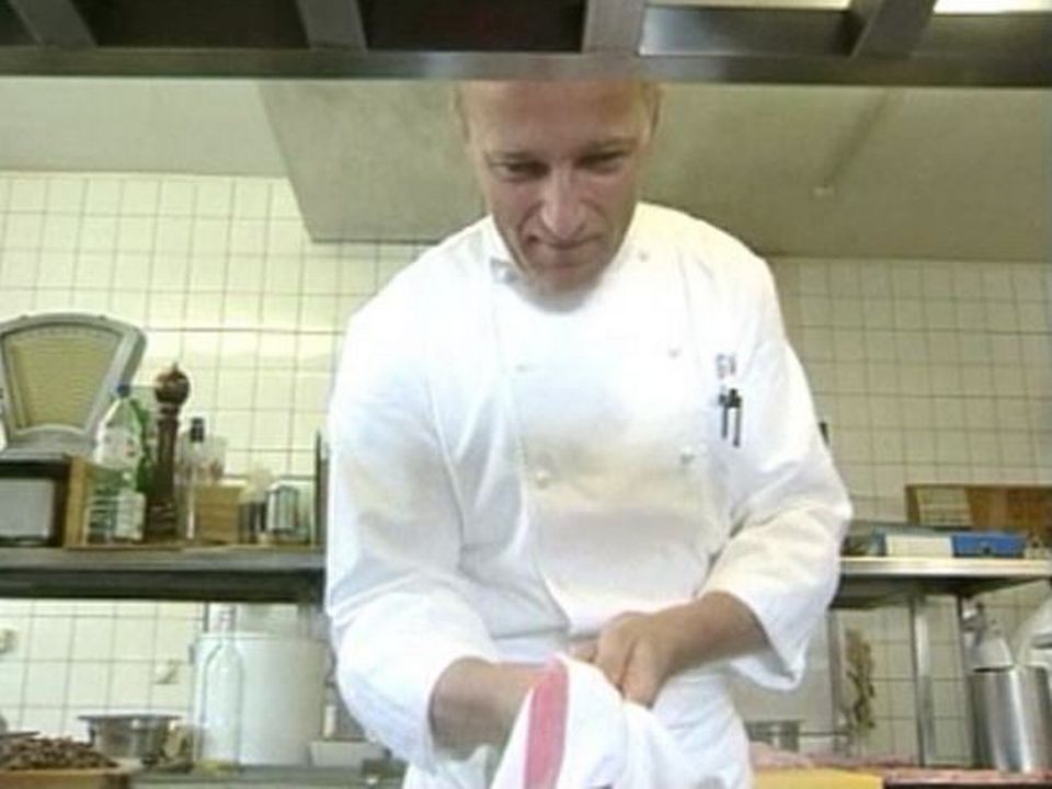 Georges Wenger dans ses cuisines en 1998. [RTS]