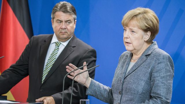 Angela Merkel, en compagnie du vice-chancelier Sigmar Gabriel, ce lundi 7 septembre 2015 devant la presse à Berlin. [Michaël Kappeler - EPA/Keystone]