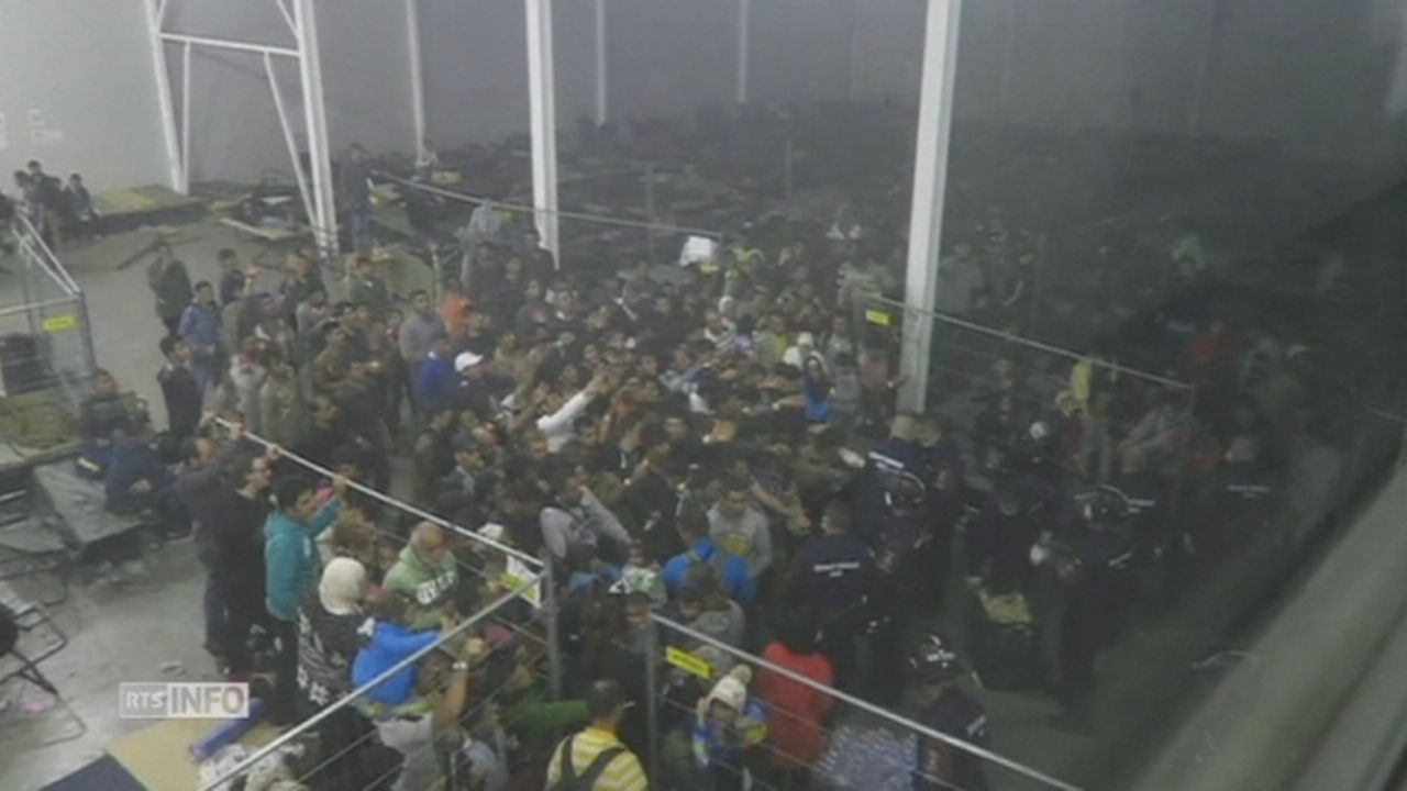 Migrants placés dans des enclos en Hongrie [RTS]