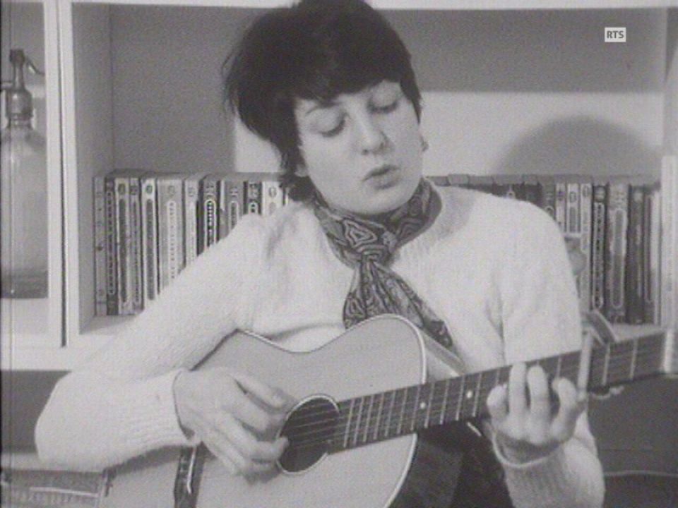 Stéphanie, chanteuse suisse à Paris en 1970. [RTS]