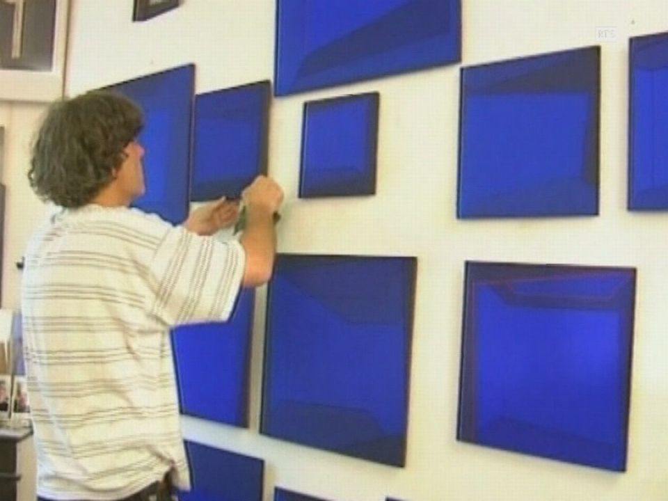 Le peintre suisse Martin Mueller-Reinhart dans son atelier à Paris en 2003. [RTS]