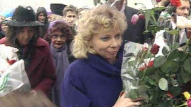 Christiane Brunner consolée par les femmes devant le Palais fédéral, 1993. [RTS]