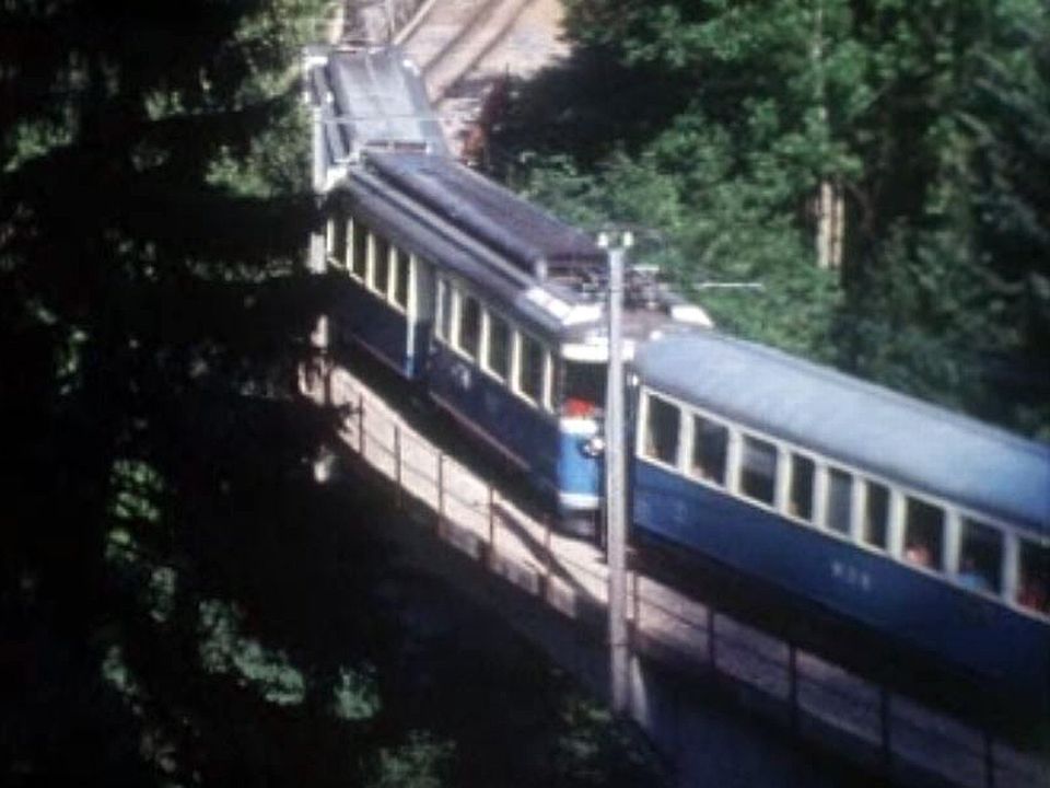 Le MOB arrivant en gare de Gstaad dans l'Oberland bernois.