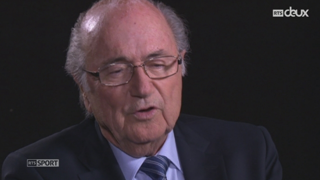 FIFA: les relations entre Michel Platini et Sepp Blatter se dégradent avec l’ouverture d'une enquête pénale [RTS]