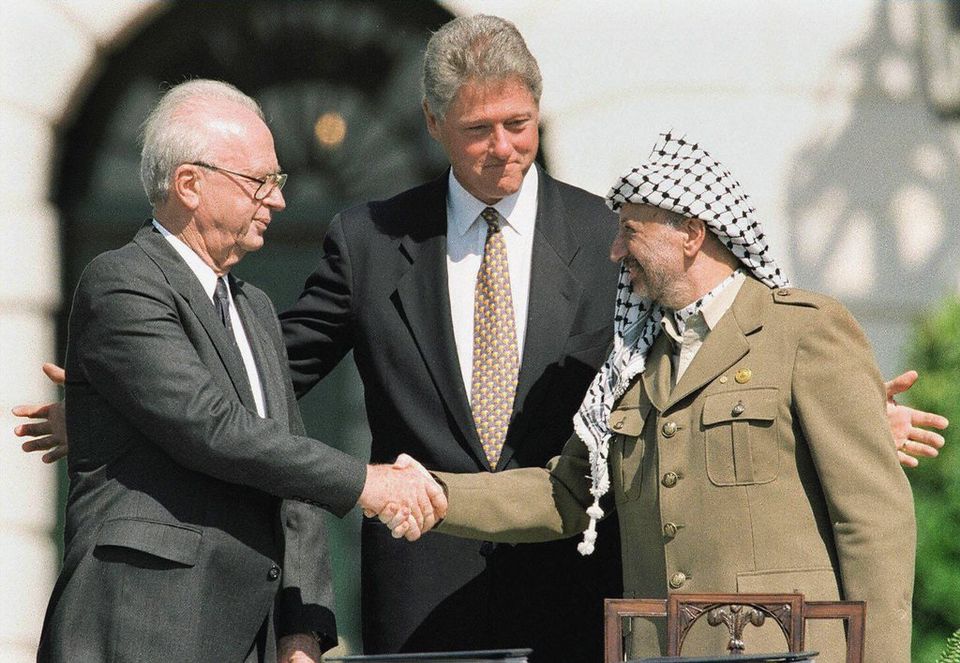 Les accords d'Oslo ont été signés entre Yitzhak Rabin et Yasser Arafat sous le regard du président américain Bill Clinton, 23.09.1993. [J.David Ake - EPA/AFP/Keystone]