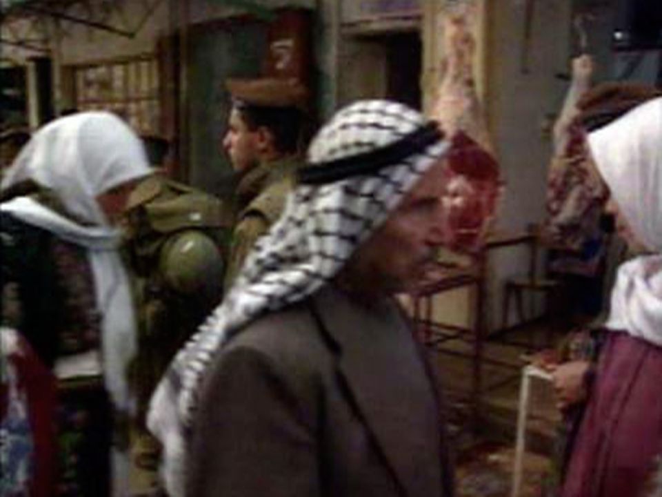 Des soldats israéliens patrouillent à Hébron en 1996. [RTS]