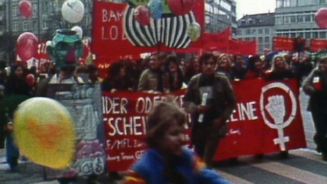 Manifestation pour l'avortement à Zurich en 1975. [RTS]