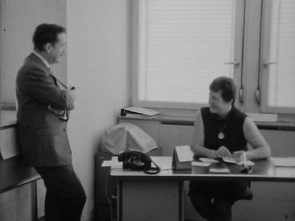 Pierre Lang en compagnie d'une des rares femmes membres de la police genevoise, 1968. [RTS]