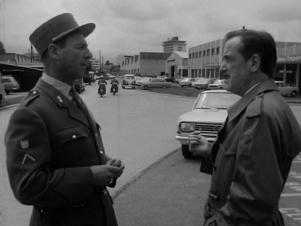 Le journaliste Pierre Lang s'entretient avec un policier genevois, 1968. [RTS]