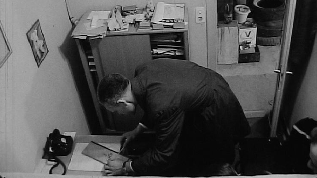 La police recueille les indices sur les lieux d'un cambriolage, 1968. [RTS]