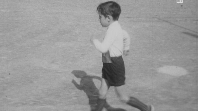 Un enfant participe à une compétition de marche en 1973. [RTS]