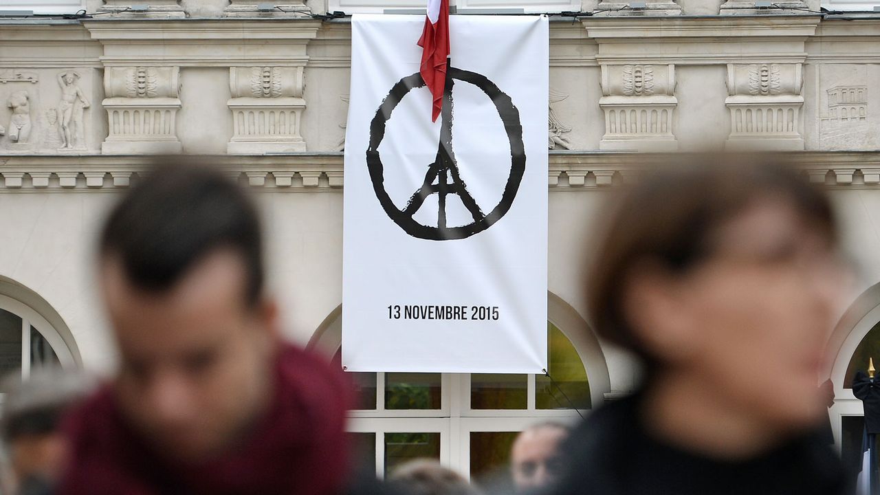 Le logo "Peace for Paris" de Jean Julien a rapidement été repris partout dans le monde. [Jean-Sébastien Evrard - AFP]
