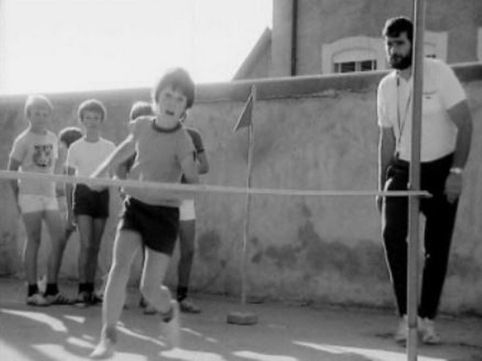 Cours de saut en hauteur à l'école primaire de Presinge, Genève, 1972. [RTS]