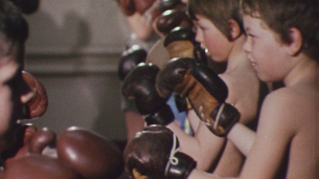 Ecole de boxe pour enfants à Berne entraînés par Charly Bühler en 1973. [RTS]