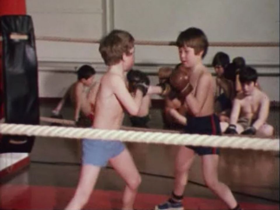 Ecole de boxe pour enfants à Berne entraînés par Charly Bühler en 1973. [RTS]