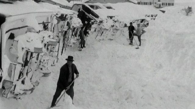 La gare de Zermatt touchée par une spectaculaire avalanche, janvier 1966. [RTS]